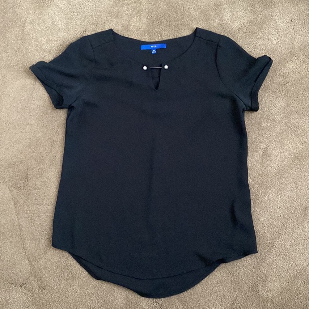 Apt 9 pullover short sleeved blouse with pearl clasp as the neckline - Picture 5 of 8